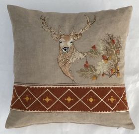 Housse de coussin brodée velours 43x43 tête de cerf